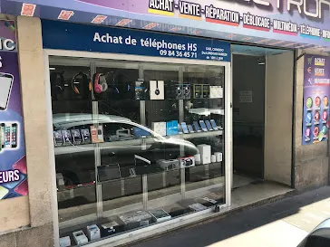 Vitrine de la boutique de téléphonie CASH ELECTRONIC à Montpellier, avec téléphones, smartphones et accessoires exposés
