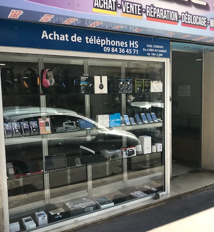 Façade de la boutique de téléphonie Cash Electronic à Montpellier, avec téléphones et accessoires en vitrine.